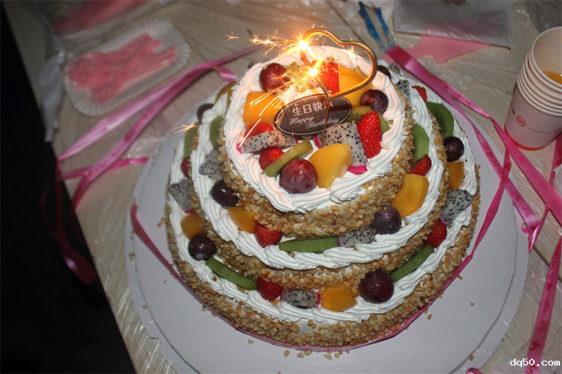 小小生日会 浓浓公司情——新利18是什么平台11月生日会&公司聚餐 小小生日会 浓浓公司情——新利18是什么平台11月生日会&公司聚餐